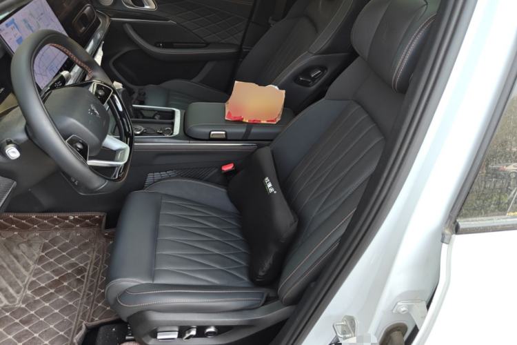 Used NETA L 2024 Extended-Range 310 Flash-Charge Red Edition Left Front Seat