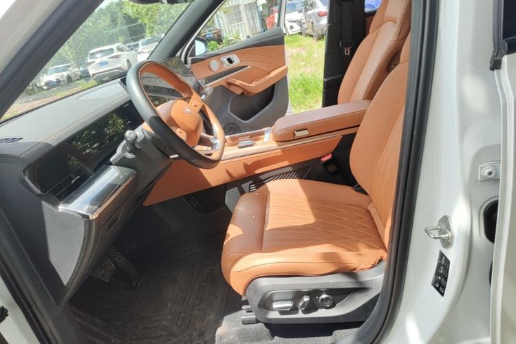 Used NETA L 2024 Extended-Range 310 Flash Charge PRO Edition Left Front Seat
