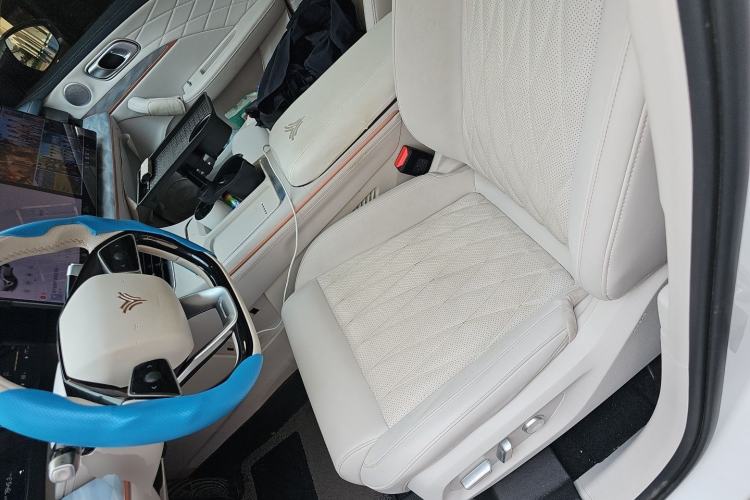 Used NETA L 2024 Extended-Range 310 Flash-Charge Red Edition Left Front Seat