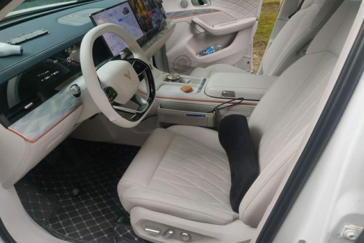 Used NETA L 2024 Extended-Range 310 Flash-Charge Red Edition Left Front Seat