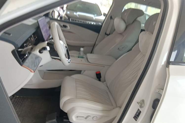 Used NETA L 2024 Extended-Range 310 Flash Charge PRO Edition Left Front Seat