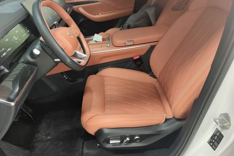 Used NETA L 2024 Extended-Range 310 Flash-Charge Red Edition Left Front Seat