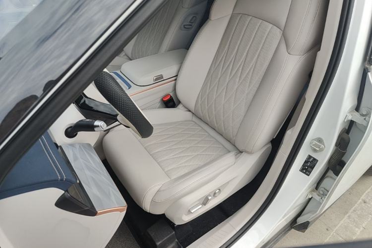 Used NETA L 2024 Extended-Range 310 Flash-Charge Red Edition Left Front Seat