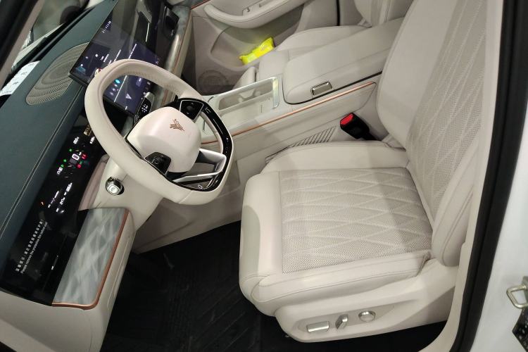 Used NETA L 2024 Extended-Range 310 Flash-Charge Red Edition Left Front Seat