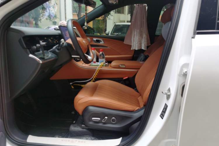 Used NETA L 2024 Extended-Range 310 Flash-Charge Red Edition Left Front Seat