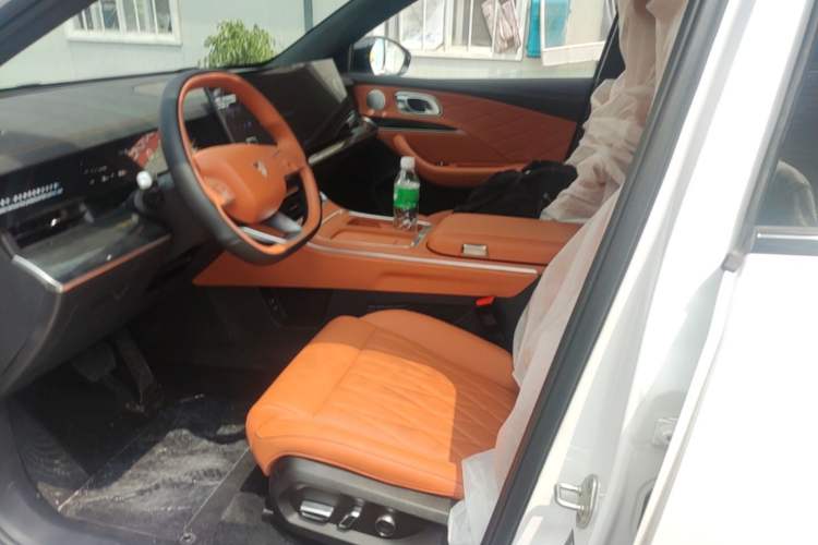 Used NETA L 2024 Extended-Range 310 Flash-Charge Red Edition Left Front Seat