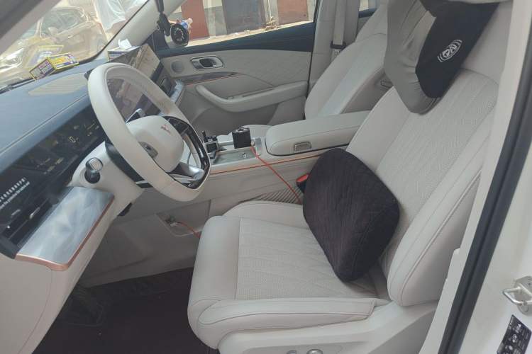 Used NETA L 2024 Extended-Range 310 Flash-Charge Red Edition Left Front Seat