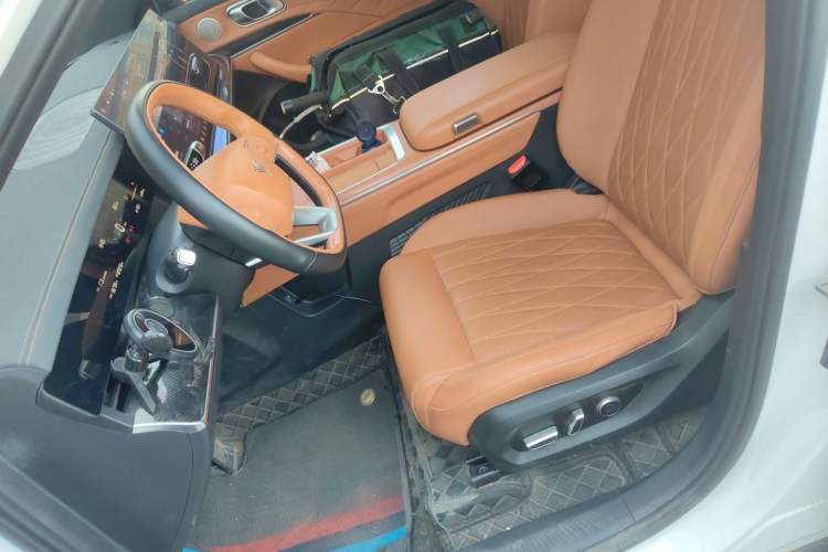 Used NETA L 2024 Extended-Range 310 Flash-Charge Red Edition Left Front Seat