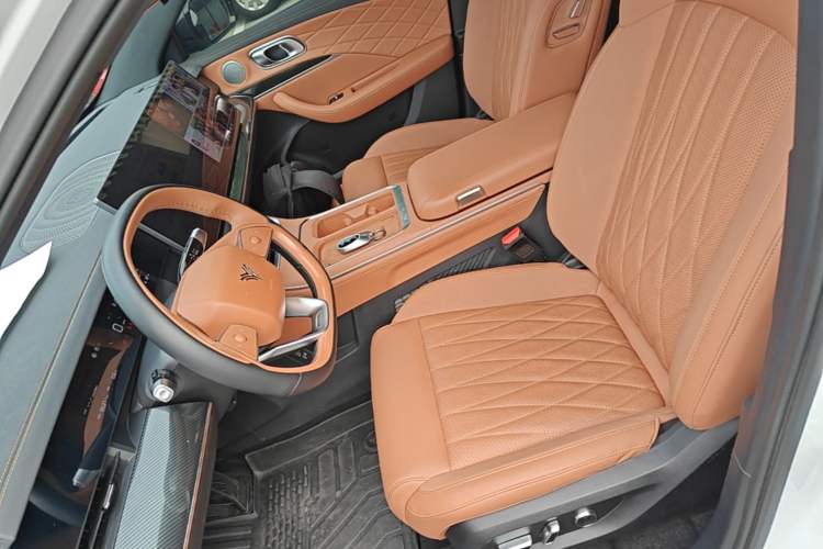 Used NETA L 2024 Extended-Range 310 Flash-Charge Red Edition Left Front Seat