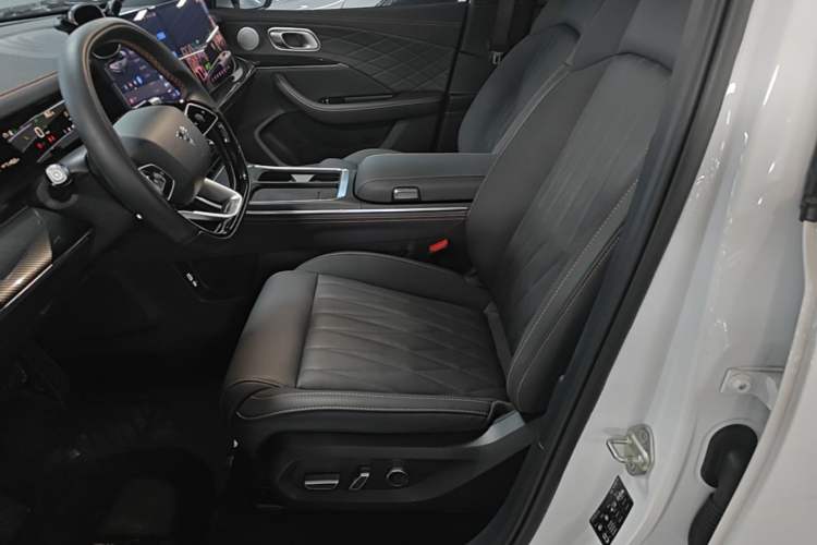Used NETA L 2024 Extended-Range 310 Flash-Charge Red Edition Left Front Seat
