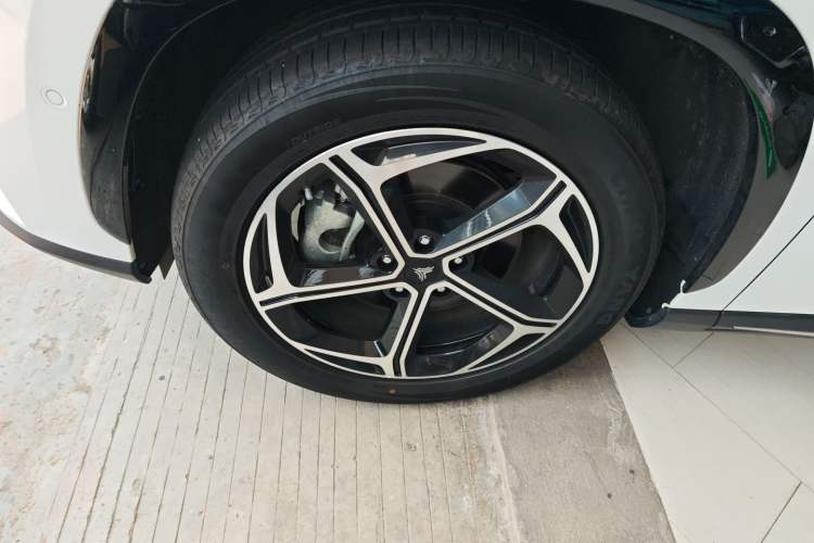 Used NETA L 2024 Extended-Range 310 Flash-Charge Red Edition Left Front Wheel Hub