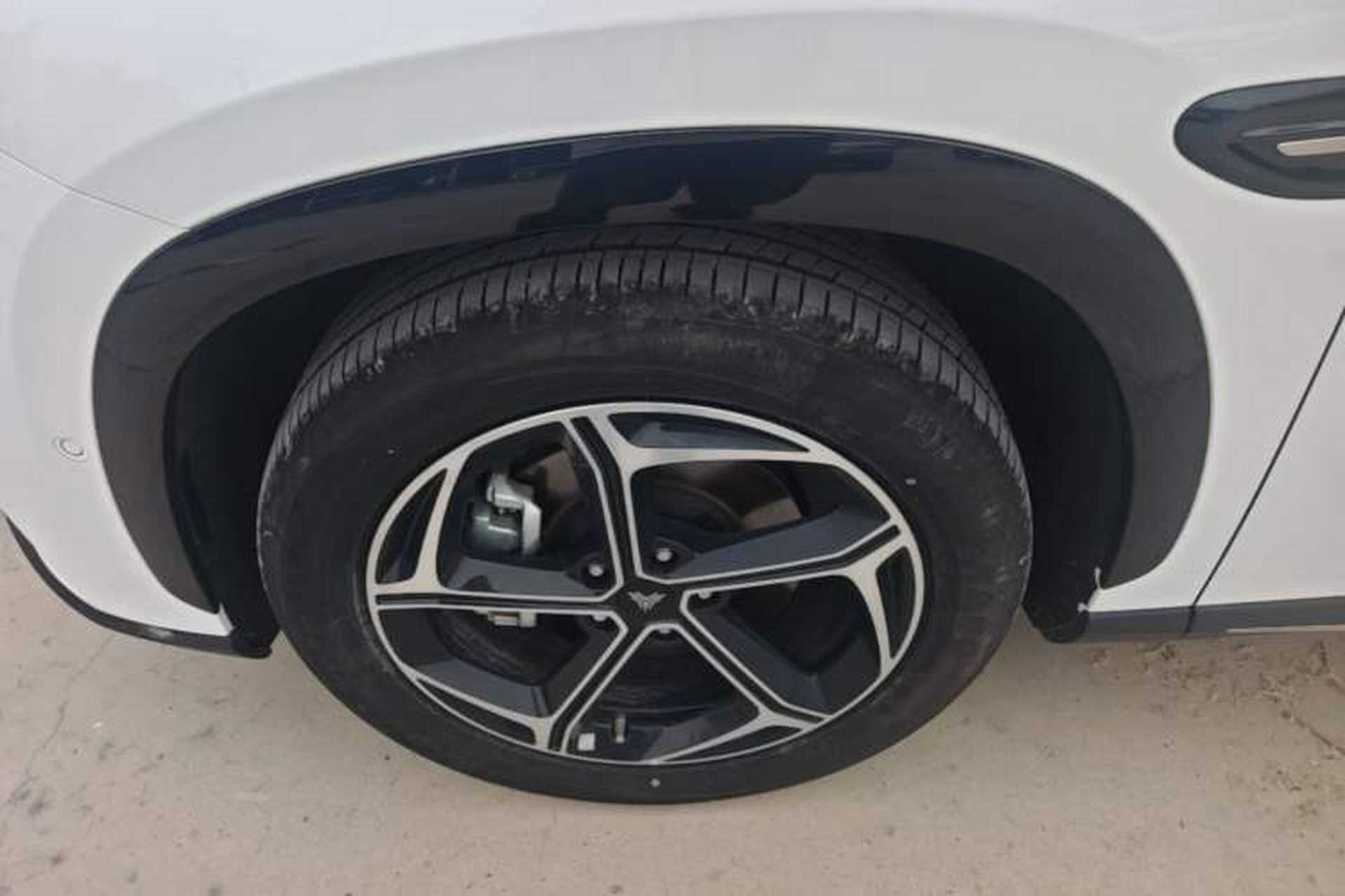 Used NETA L 2024 Extended-Range 310 Flash-Charge Red Edition Left Front Wheel Hub