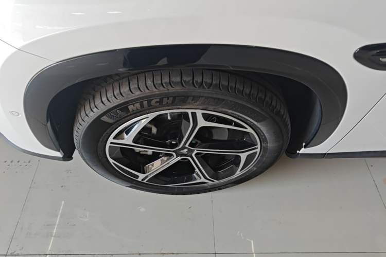 Used NETA L 2024 Extended-Range 310 Flash-Charge Red Edition Left Front Wheel Hub