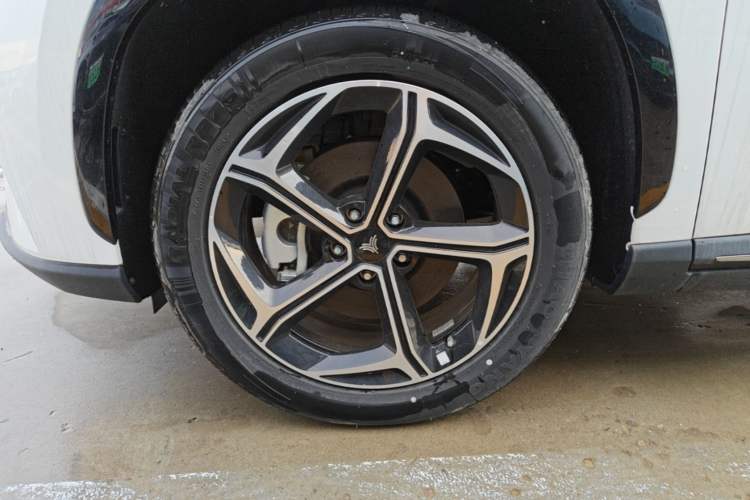 Used NETA L 2024 Extended-Range 310 Flash-Charge Edition Left Front Wheel Hub