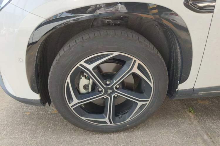 Used NETA L 2024 Extended-Range 310 Flash-Charge Red Edition Left Front Wheel Hub