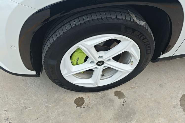 Used NETA L 2024 Extended-Range 310 Flash-Charge Red Edition Left Front Wheel Hub