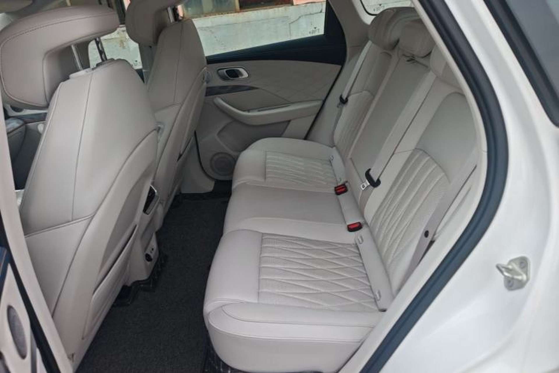Used NETA L 2024 Extended-Range 310 Flash-Charge Red Edition Left Rear Seat