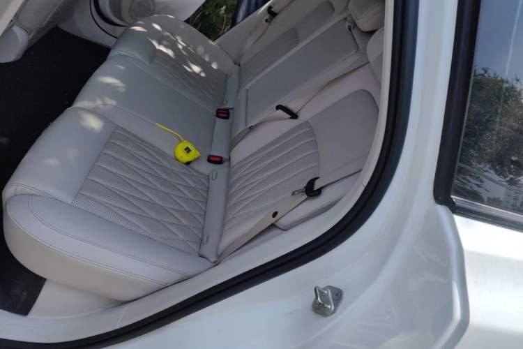 Used NETA L 2024 Extended-Range 310 Flash-Charge Red Edition Left Rear Seat