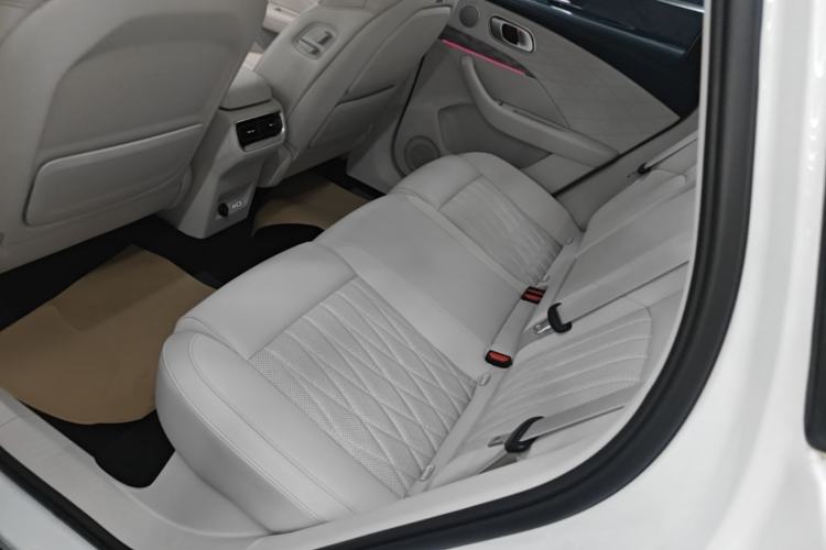 Used NETA L 2024 Extended-Range 310 Flash-Charge Red Edition Left Rear Seat