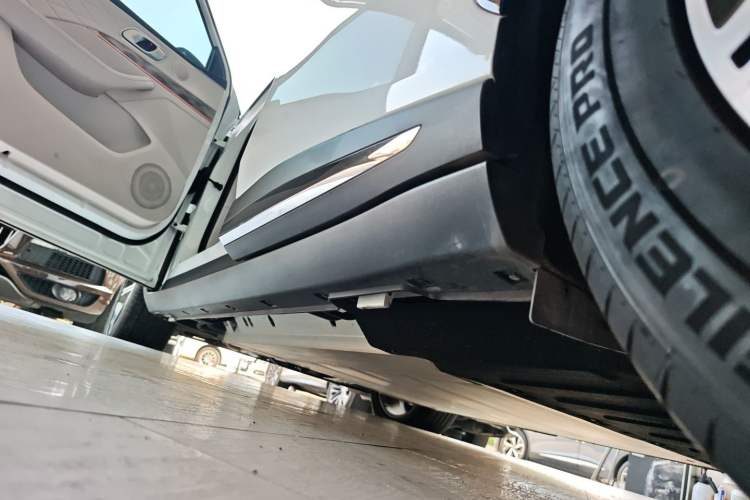 Used NETA L 2024 Extended-Range 310 Flash-Charge Red Edition Left Side Sill