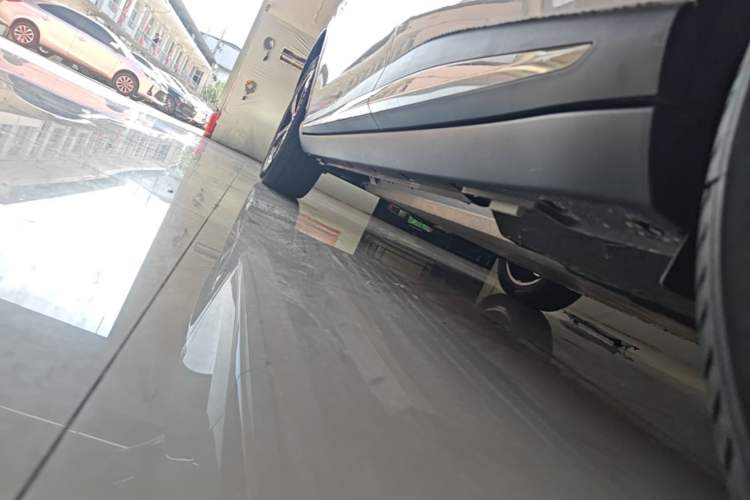 Used NETA L 2024 Extended-Range 310 Flash-Charge Red Edition Left Side Sill