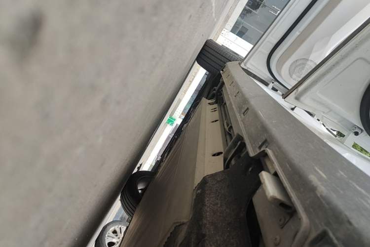 Used NETA L 2024 Extended-Range 310 Flash-Charge Red Edition Left Side Sill