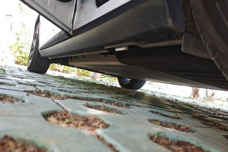 Used NETA L 2024 Extended-Range 310 Flash-Charge Red Edition Left Side Sill