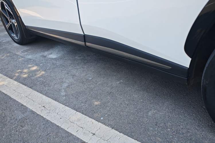 Used NETA L 2024 Extended-Range 310 Flash-Charge Red Edition Left Side Sill