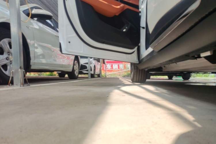Used NETA L 2024 Extended-Range 310 Flash-Charge Red Edition Left Side Sill