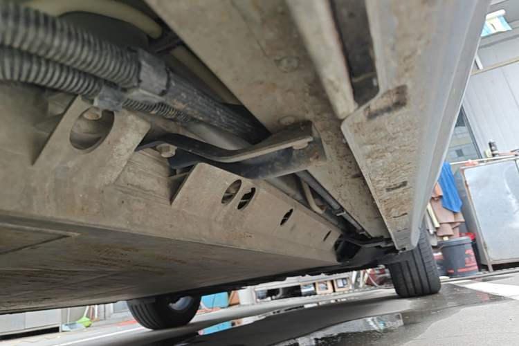 Used NETA L 2024 Extended-Range 310 Flash-Charge Red Edition Left Side Sill