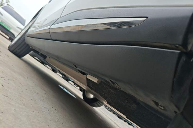 Used NETA L 2024 Extended-Range 310 Flash-Charge Red Edition Left Side Sill