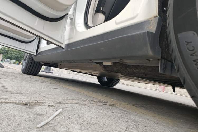 Used NETA L 2024 Extended-Range 310 Flash-Charge Red Edition Left Side Sill