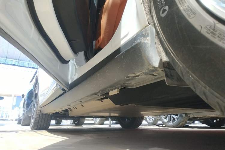Used NETA L 2024 Extended-Range 220 PRO+ Family Package Left Side Sill