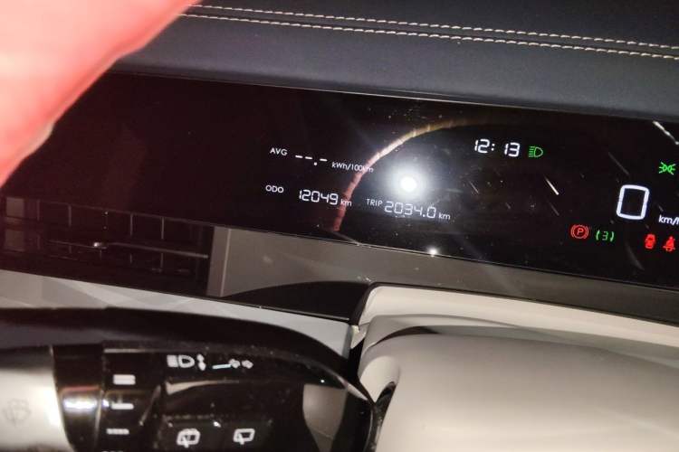 Used NETA L 2024 Extended-Range 310 Flash-Charge Red Edition Odometer Close Up
