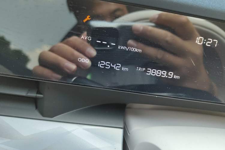 Used NETA L 2024 Extended-Range 310 Flash-Charge Red Edition Odometer Close Up