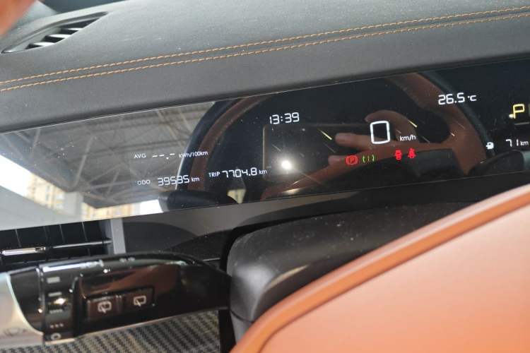 Used NETA L 2024 Extended-Range 310 Flash-Charge Red Edition Odometer Close Up