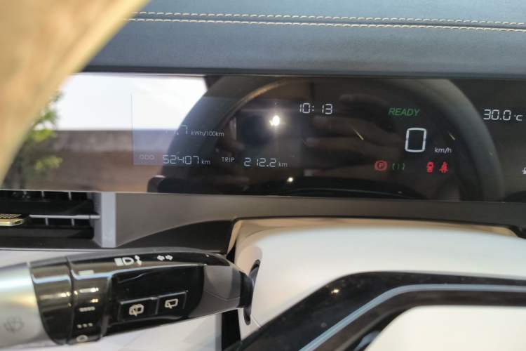 Used NETA L 2024 Extended-Range 310 Flash-Charge Red Edition Odometer Close Up