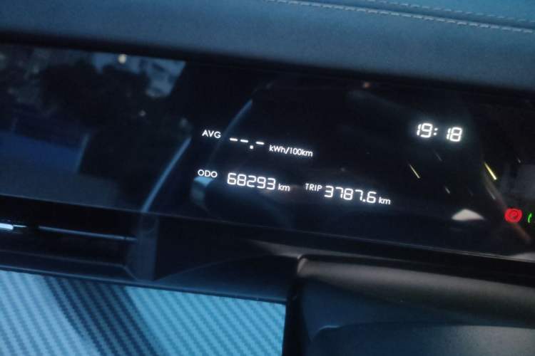 Used NETA L 2024 Extended-Range 310 Flash-Charge Red Edition Odometer Close Up