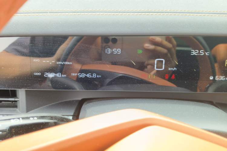 Used NETA L 2024 Extended-Range 310 Flash-Charge Red Edition Odometer Close Up
