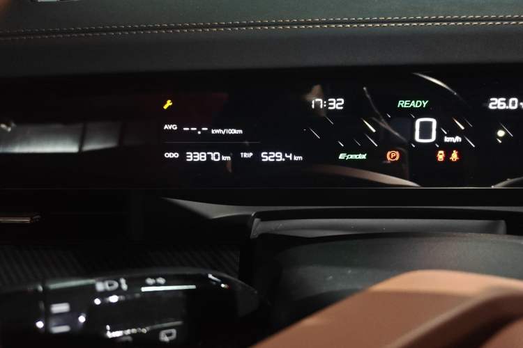 Used NETA L 2024 Extended-Range 310 Flash-Charge Red Edition Odometer Close Up