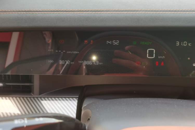 Used NETA L 2024 Extended-Range 310 Flash-Charge Red Edition Odometer Close Up