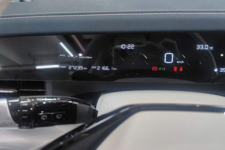 Used NETA L 2024 Extended-Range 310 Flash-Charge Red Edition Odometer Close Up