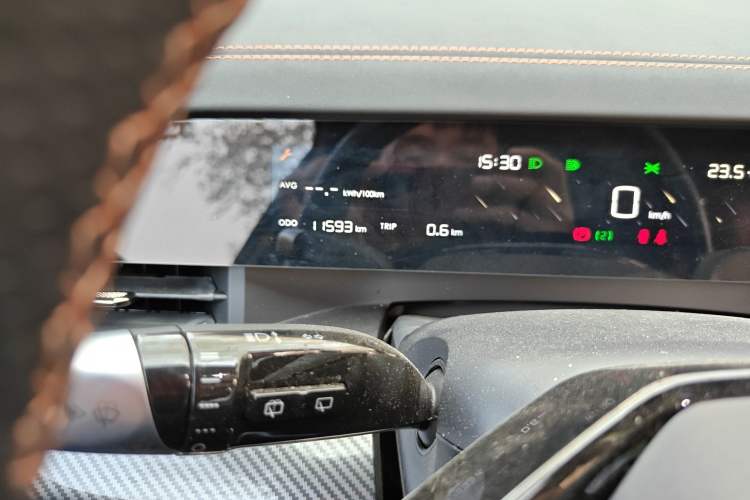 Used NETA L 2024 Extended-Range 310 Flash-Charge Red Edition Odometer Close Up