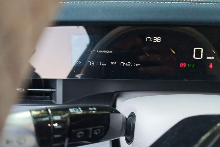 Used NETA L 2024 Extended-Range 310 Flash-Charge Red Edition Odometer Close Up