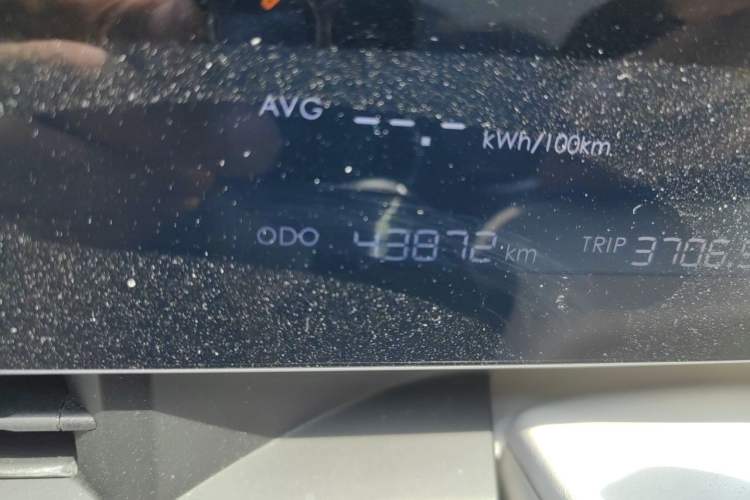Used NETA L 2024 Extended-Range 310 Flash-Charge Red Edition Odometer Close Up