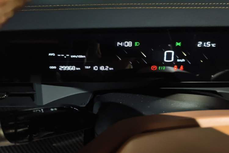 Used NETA L 2024 Pure Electric 510 Flash-Charge Red Edition Odometer Close Up