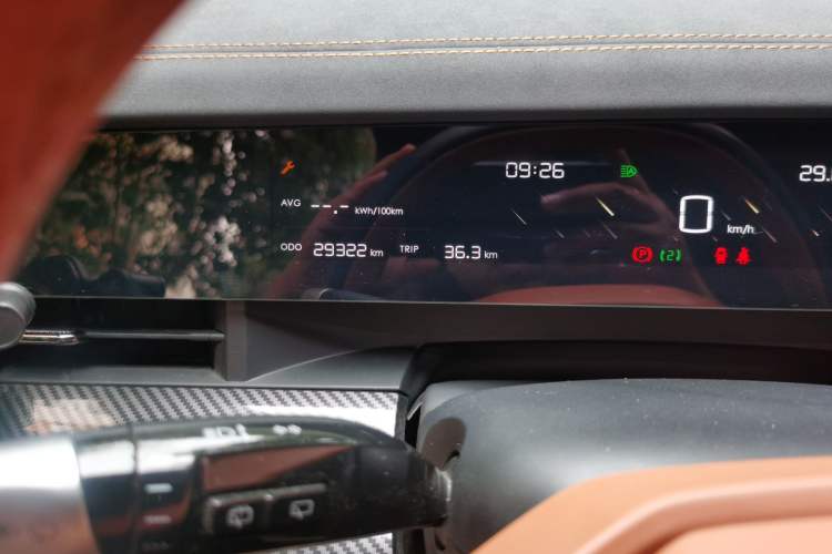 Used NETA L 2024 Extended-Range 310 Flash-Charge Red Edition Odometer Close Up