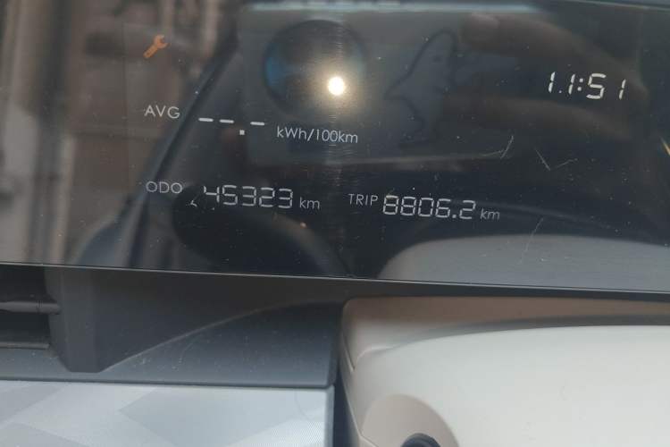 Used NETA L 2024 Extended-Range 310 Flash-Charge Red Edition Odometer Close Up