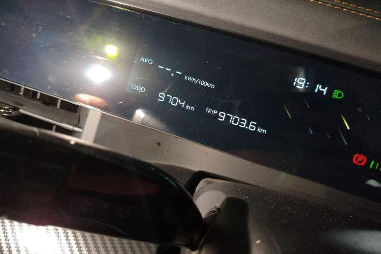 Used NETA L 2024 Extended-Range 310 Flash-Charge Red Edition Odometer Close Up