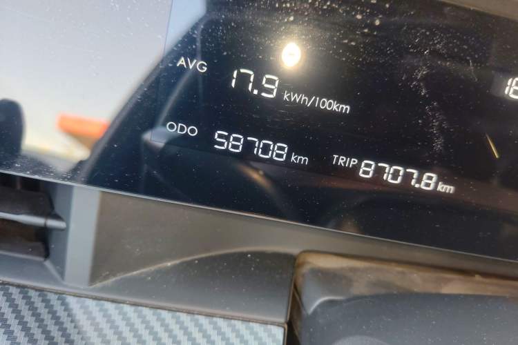 Used NETA L 2024 Extended-Range 310 Flash-Charge Red Edition Odometer Close Up